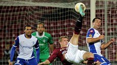 P�ES HLAVU. Spar�anský úto�ník Bekim Balaj (uprost�ed) se pokou�í o n��ky v