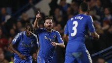 RADOST MODRÝCH. Fotbalisté Chelsea oslavují gól Juana Maty (uprosted), kterým