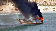 Hořící pirátský člun u pobřeží Somálska po přestřelce s nizozemskou válečnou
