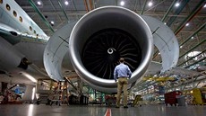 Kontrola motoru Boeingu 777 v továrně v americkém  Everettu ve státě Washington