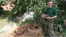 Zdenk Strnadel z Muzea mstysu Suchdol nad Odrou s nalezenými zbytky