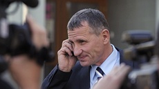 Ji�í �unek telefonuje p�ed noviná�i poté, co v barvách KDU-�SL usp�l v