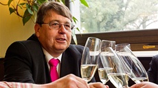 Hejtman Královéhradeckého kraje Lubomir Franc oslavuje vít�zství v senátních