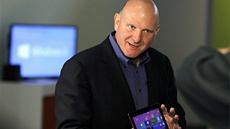Říjen 2012 - Šéf Microsoftu Steve Ballmer představuje v New Yorku tablet...
