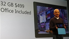Základní verze tabletu Surface bez obalu Touch Cover (klávesnice) stojí 499...