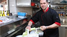 Šéfkuchař Petr Malček z restaurace Jelica při přípravě cuketových špaget