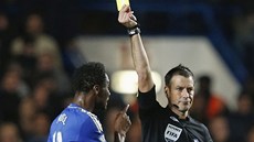 Rozhod�í Mark Clattenburg ukazuje �lutou kartu Johnu Obi Mikelovi z Chelsea. Po
