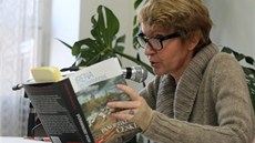 Spisovatelka Irena Obermannová p�i autorském �tení na kni�ním veletrhu v...