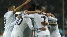Spoluhrái blahopejí Ronaldovi z Realu (7), práv v Durtmundu vyrovnal na 1:1