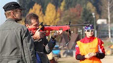 St�elbu z biatlonové pu�ky si p�i prohlídce areálu vyzkou�eli i starostové m�st