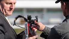 St�elbu z biatlonové pu�ky si p�i prohlídce areálu vyzkou�eli i starostové m�st