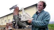 P�i vytvá�ení sochy v Ronov� nad Sázavou Michal Ol�iak vychází z dvanáctkrát