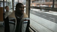 Léonard Kweuke se pi natáení také svezl tramvají.