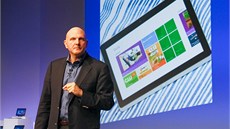 éf Microsoftu Steve Ballmer pedstavuje Windows 8 a tablety Surface na...