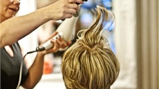 Pro maximální objem vyfoukala Markét� kade�nice vlasy p�es kulatý kartá�.