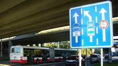 Nov vyhrazený jízdní pruh pro autobusy na Zahradním Mst ve vehlov ulici.
