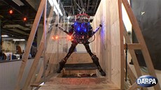 Robot Pet-Proto předvádí dovednosti, které by měli ovládat účastníci soutěže...