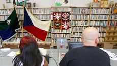 Volební komise v obecní knihovn� �eká na voli�e. V�esová byla v prvním kole