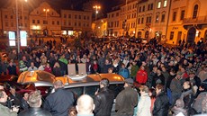 Na nám�stí v Klatovech se na demonstraci proti nep�izp�sobivým se�lo v pátek
