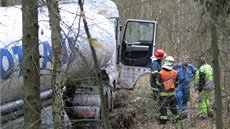 U Temoné se v pátek srazila cisterna se dvma osobními auty.