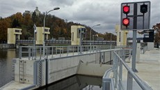 Nová plavební komora na jezu v Hluboké nad Vltavou stála 289 milion� korun. 