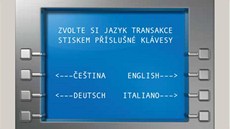Vlo�te kartu do bankomatu �eské spo�itelny. Zvolte jazyk �E�TINA.