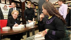 Autogramiáda Madeleine Albrightové v brn�nském knihkupectví Barvi� a Novotný...