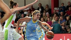 Jelena Dubljevi�ová z USK Praha nají�dí ke ko�i IMOS Brno.