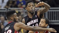 Norris Cole (vlevo) a Udonis Haslem z Miami brání Jannera Parga z Washingtonu.