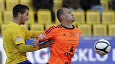 Michael Lüftner (vlevo) z Teplic fauluje Zde�ka Klesnila z Olomouce