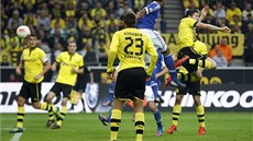 DRAMATIZACE. Robert Lewandowski z Dortmundu (vpravo) sníil proti Schalke na...