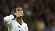 POJISTIL VÝHRU. Cristiano Ronaldo z Realu Madrid zvý�il proti Vigu z penalty na