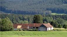Celkový pohled na statek od kopce Kluk