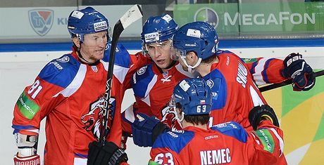 GÓL. Hokejisté Lva se radují, budou mít dvod k oslavám i po posledních tech zápasech základní ásti KHL?