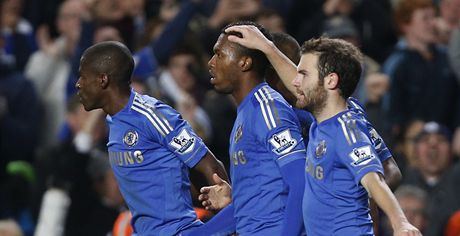 TO BYL ZÁPAS! Fotbalisté Chelsea se radují z gólu Daniela Sturridge bhem