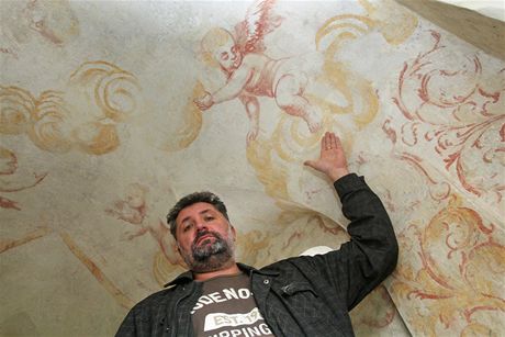 Starosta Komárova Lumír Mch ukazuje vzácné fresky, které byly odkryty pi
