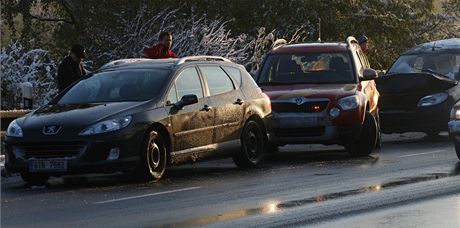 Hromadná nehoda se stala na namrzlém most na Rudné ulici v Ostrav-Vítkovicích
