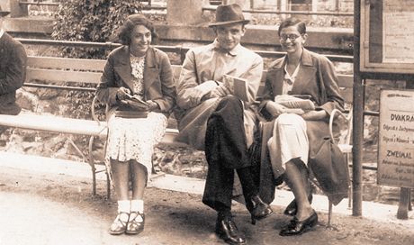 Mladý pár Yella a Antonín Kubálkovi (vpravo) v Jáchymov v roce 1936, vlevo