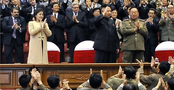 Severokorejský vdce Kim ong-un a jeho mladá ena Ri Sol-u na koncertu poádaném pi píleitosti 60. výroí zaloení vojenské univerzity Kim Ir-sena (31. íjna 2012).