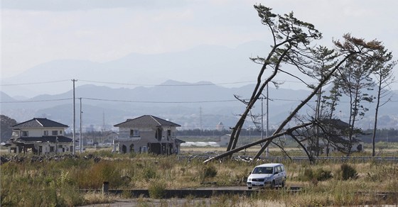 Okolí msta Sendai rok a pl po tsunami stále nese známky zkázy (30. íjna 2012)
