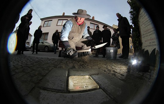 Mikulovský id Lubomír Hlavenka nechal do dlaby vsadit dva pamtní kameny