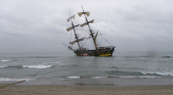 Replika plachetnice La Grace ztroskotala u panlské Marbelly. (26. 10. 2012)  