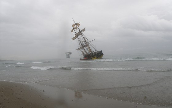Replika plachetnice La Grace ztroskotala u panlské Marbelly. (26. 10. 2012)  