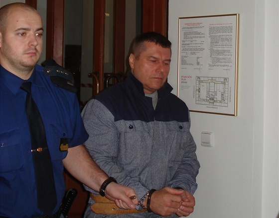 Jaroslava Šrubaře přivezla k soudu vězeňská eskorta. 
