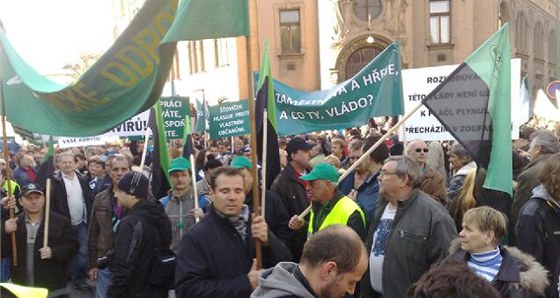 Odboráři z těžařské společnosti Czech Coal protestovali 31. října proti novele,která ruší vyvlastňování pozemků kvůli těžbě. Novotný jim nyní doporučil, ať se na příští demonstraci ozbrojí.