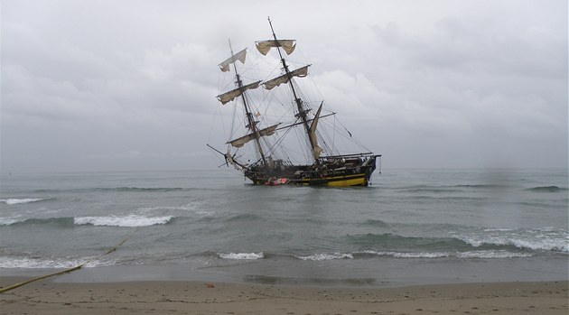 Replika plachetnice La Grace ztroskotala u �pan�lské Marbelly. (26. 10. 2012)  