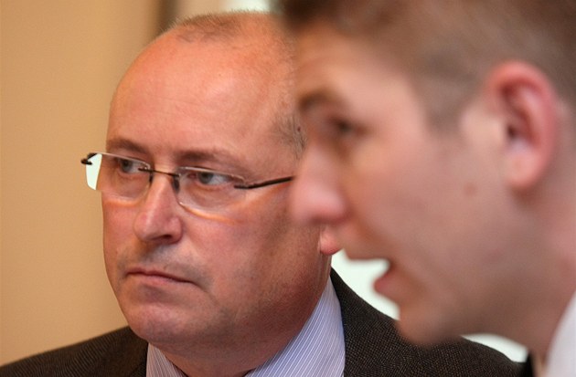 Dosluhující europoslanec Ivo Strej�ek s jedním ze svých euroasistent� Janem Tesa�em.