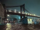 Zaplavené ulice pod Manhattan Bridge, který spojuje dolní Manhattan s...