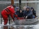 Evakuace obyvatel tvrti Little Ferry v New Jersey (30. íjna 2012)