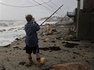 Malý Amerian obhlíí kody napáchané bouí Sandy ve mst  Scituate ve stát